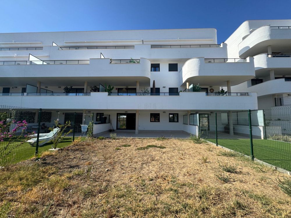 Amplio apartamento en planta baja con gran jardín privado en la Nueva Milla de Oro, Estepona