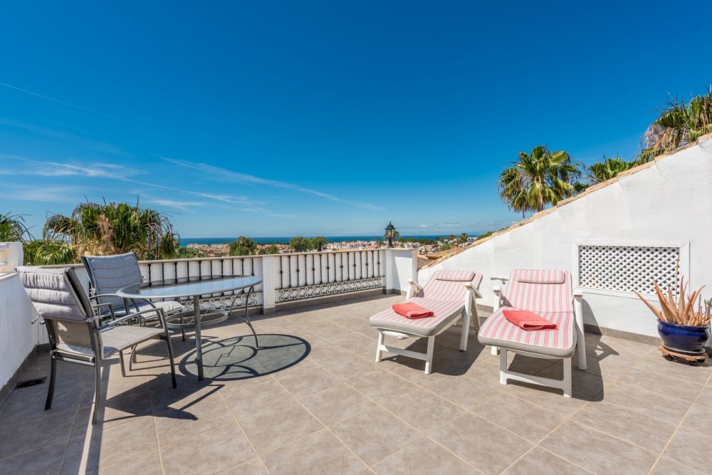 Spacious 4-Bedroom Apartment with Sea Views & Potential to Create Two Independent Homes