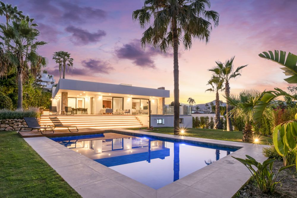 Modern villa in Guadalmina Alta with sea views from the rooftop terrace!