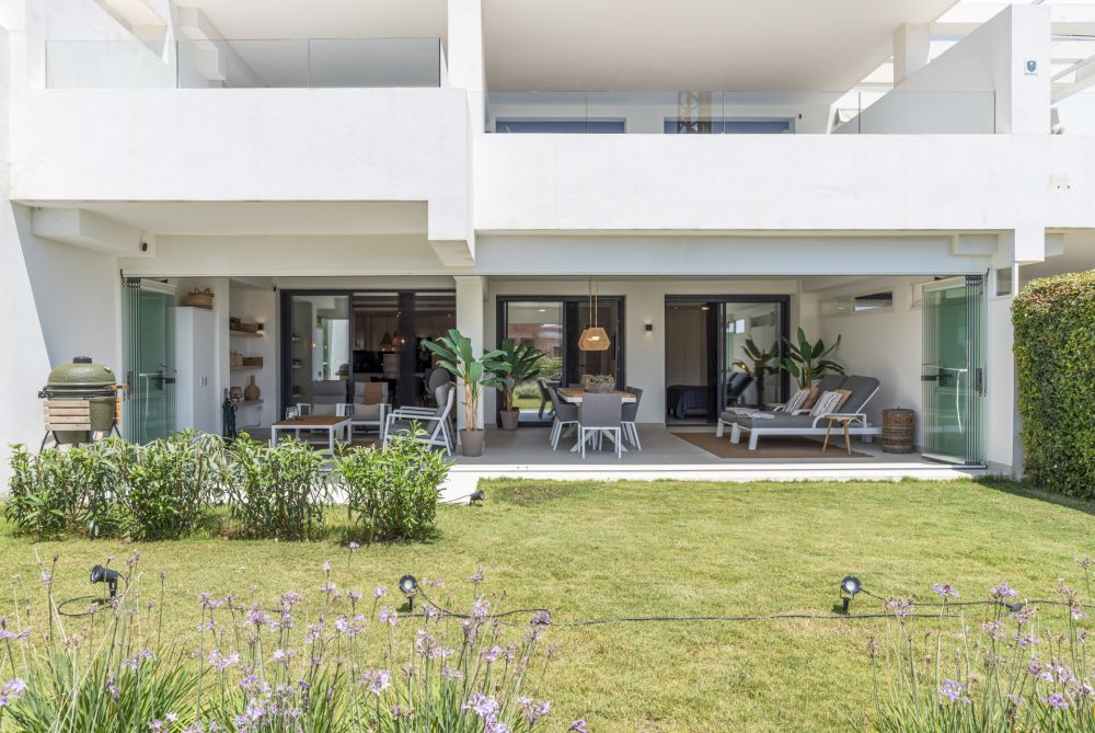 Moderno apartamento en planta baja con jardín privado a poca distancia a pie de Estepona Golf