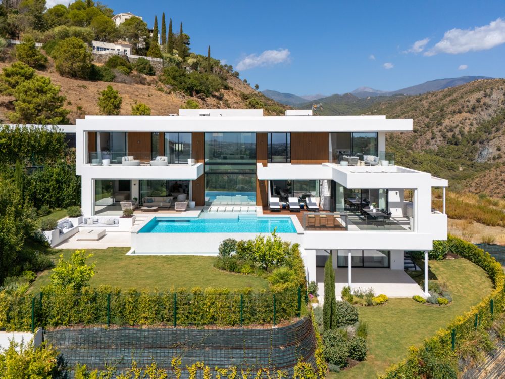 Villa de nueva construcción con vistas impresionantes en la exclusiva urbanización cerrada de Lomas de la Quinta - Benahavís