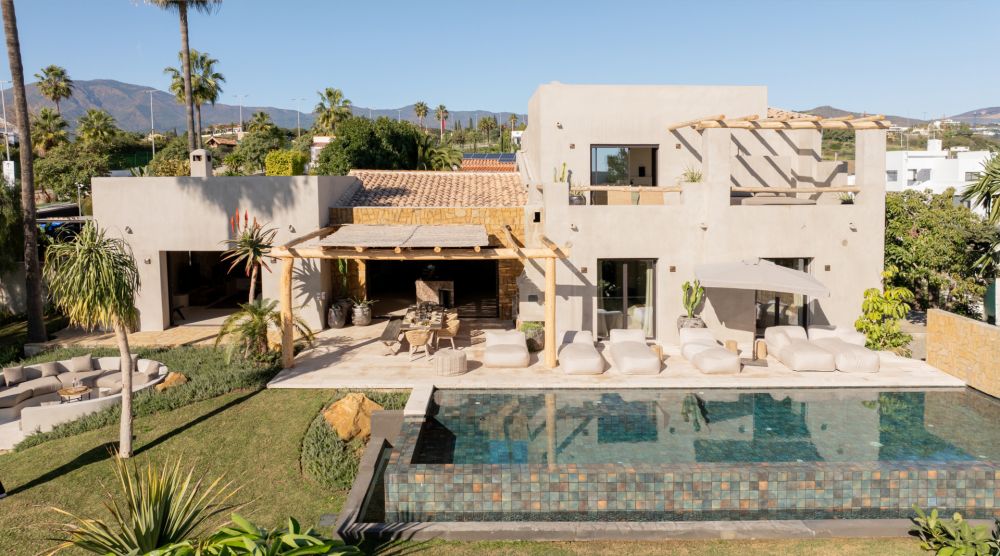 Exotic Elegance with Panoramic Sea Views — A Design Masterpiece in Selwo