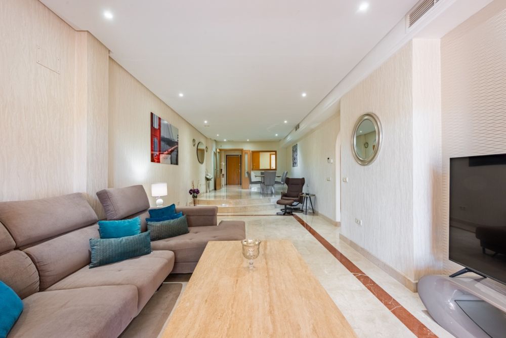 Apartament z 2 sypialniami i krytym basenem w Puerto Banus