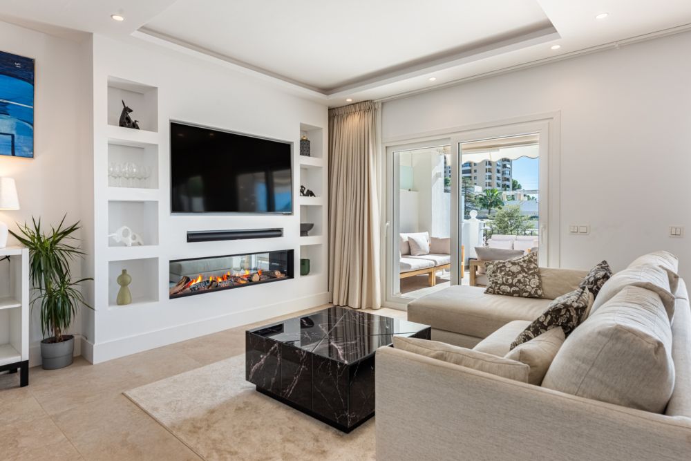 Panoramic Views & Luxury Living in Aloha Gardens, Nueva Andalucía