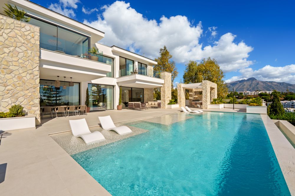 Luxury Contemporary Villa for Sale in La Quinta, Marbella with Panoramic Sea and Mountain Views