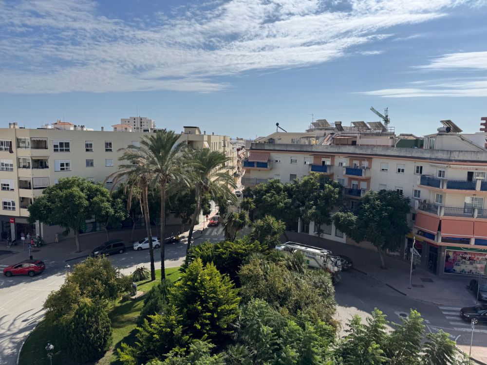 Penthouse lumineux de 4 chambres à vendre au centre d’Estepona avec grandes terrasses et solarium