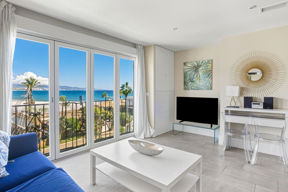 Apartamento de dos dormitorios con vistas al mar y a la montaña, situado en el corazón de Puerto Banús.