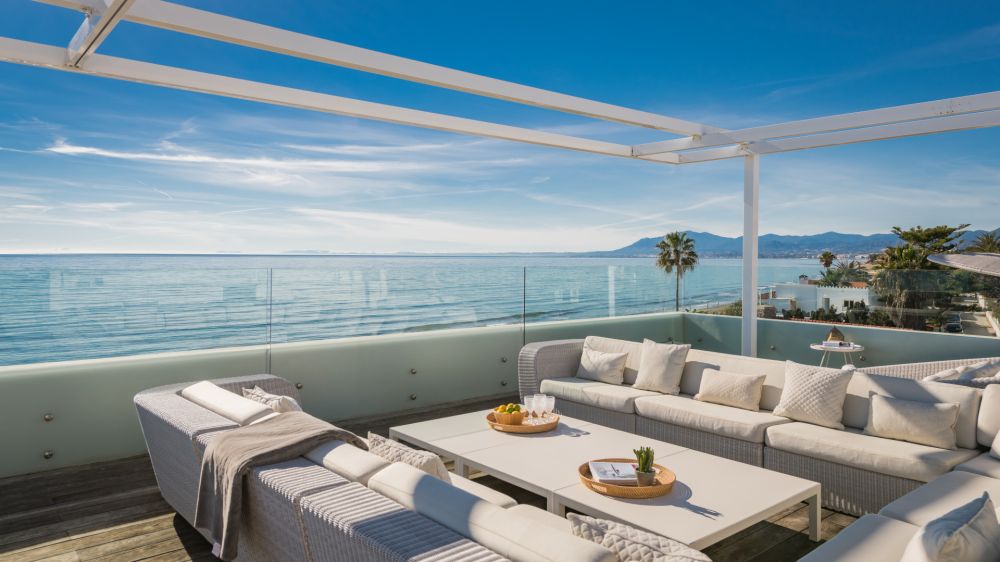 Spektakulär South-East Facing Beachfront Villa med Direct Sea Access i Costabella, Marbella