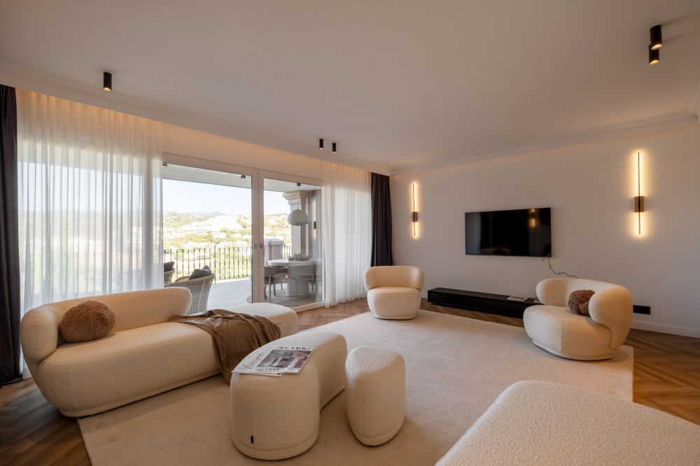 Une maison de ville de luxe soigneusement rénovée dans les collines de Benahavís