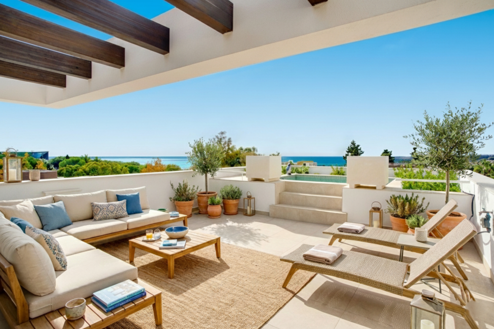 Nybyggd lyx, fyra sovrum, söderläge villa ligger i en exklusiv gated community på kanten av Marbella Golden Mile