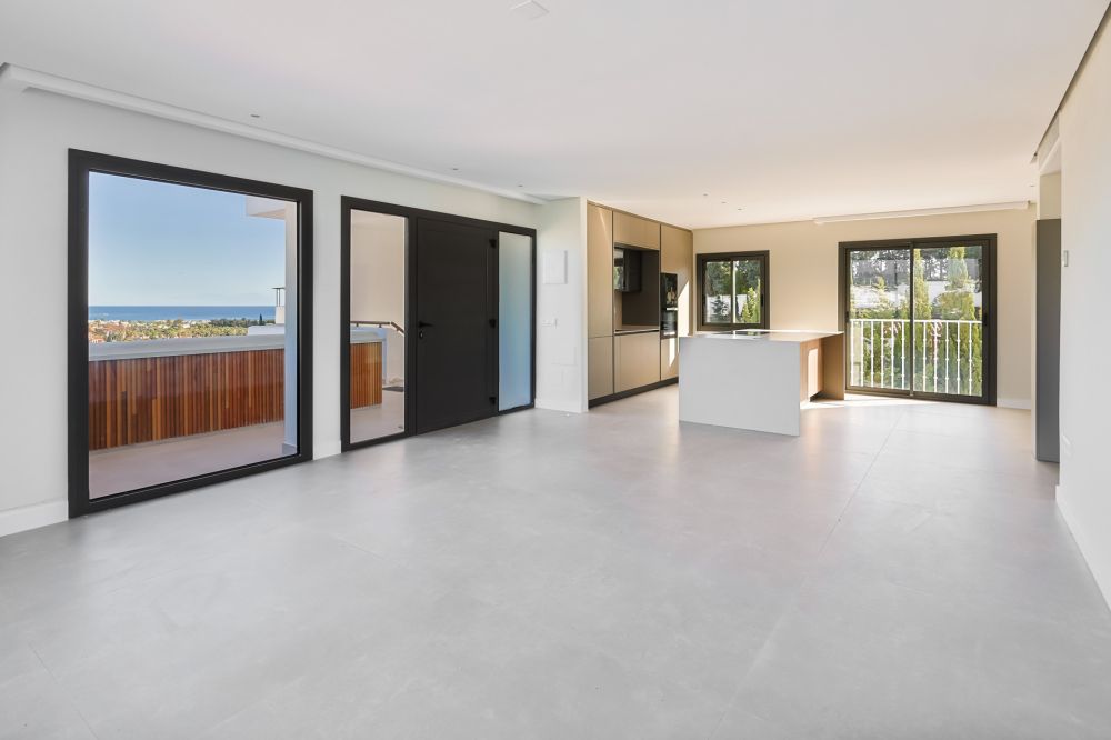 Incredible, beautifully renovated two bedroom penthouse in the gated community of Jardines de Andalucía, Nueva Andalucia