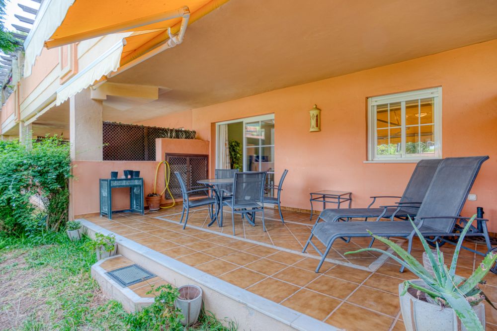 Luminoso y espacioso apartamento en planta baja situado en la prestigiosa comunidad Pino Golf, Elviria