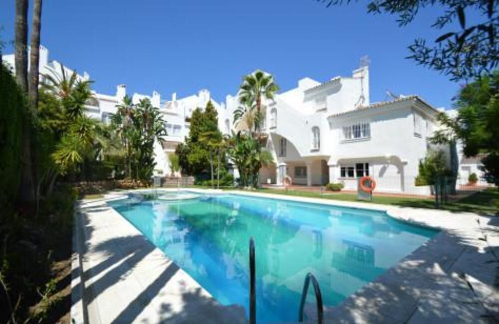 Exclusivo y espacioso apartamento en Rocamar – Milla de Oro, Marbella