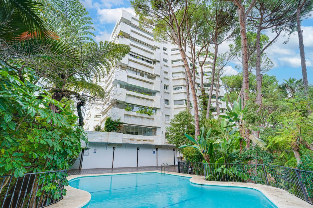 Elegante Zwei-Zimmer-Wohnung am Strand, befindet sich im renommierten Jardin del Mediterráneo, Golden Mile Marbella