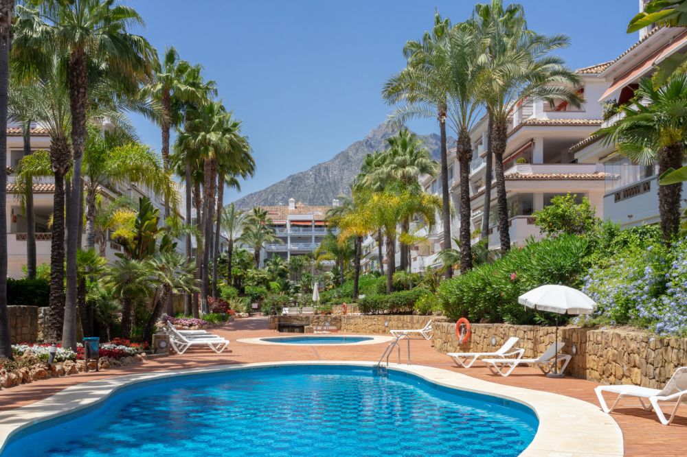 Excelente, totalmente renovado, apartamento de tres dormitorios en primera planta en Milla de Oro de Marbella