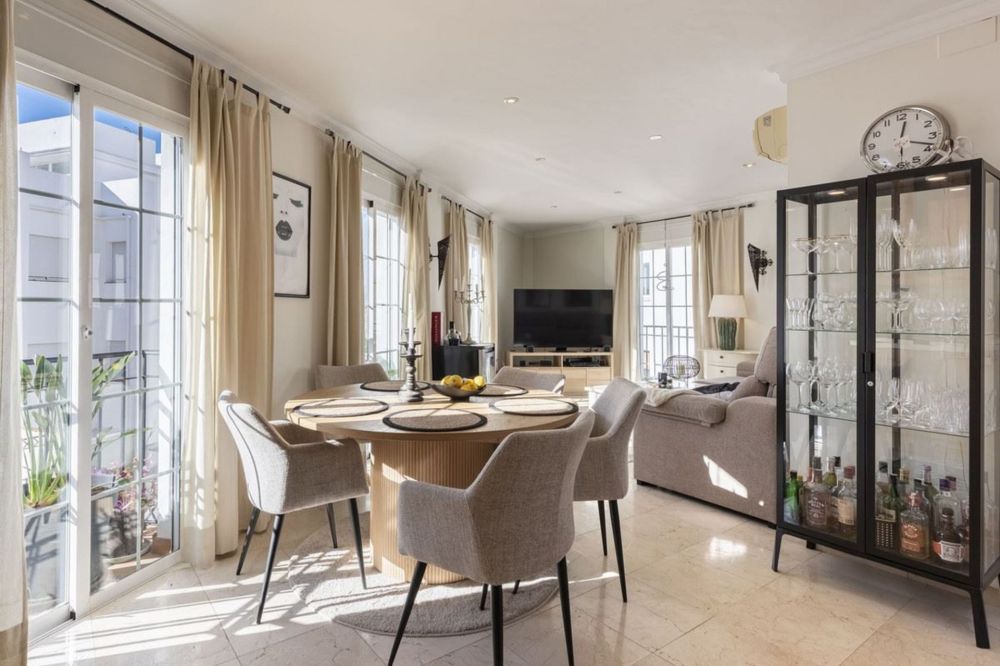 Stylowy i jasny dwupoziomowy penthouse w sercu San Pedro de Alcántara!