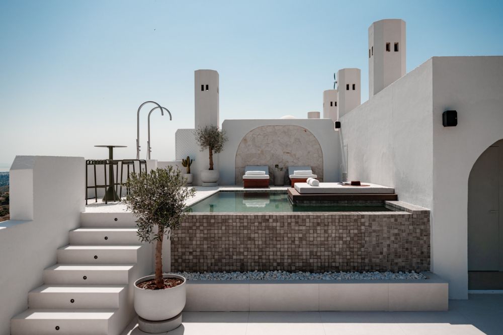 Duplex penthouse with private pool, sea views, and prime Golden Mile location