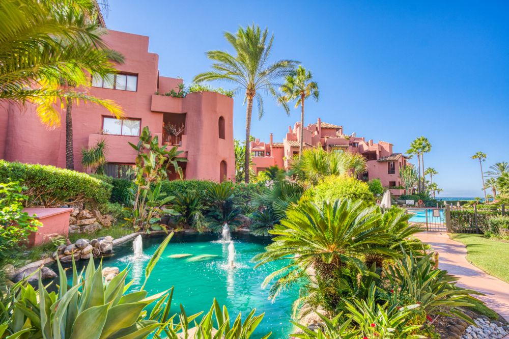 Fantastisch südwestlich mit Drei-Zimmer-Duplex-Penthouse in der angesehenen gated Beachfront-Community von Menara Beach, Estepona