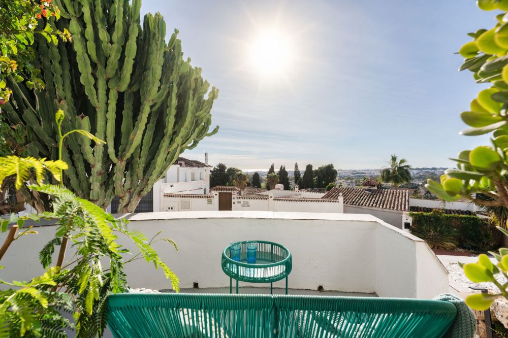 Lovely 3 bedroom house in Nueva Andalucia with uninterrupted sea views and walking distance to all local amenities.