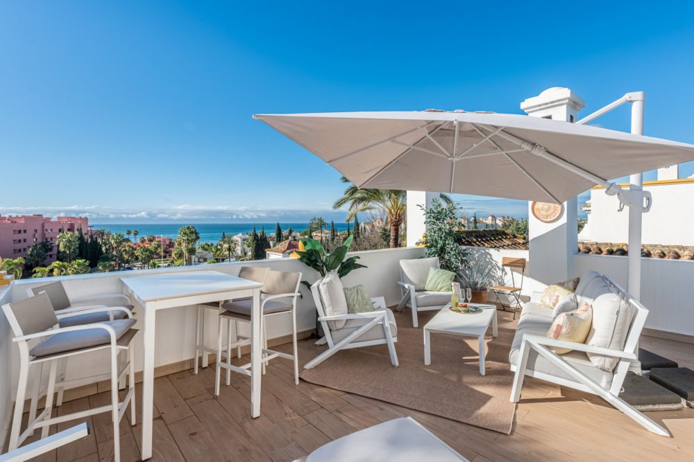 Elegantes Stadthaus im skandinavischen Stil mit Meerblick in Strandnähe