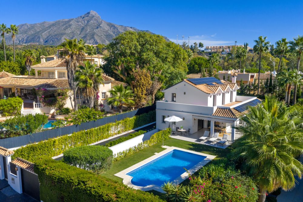 Elegante, recent gerenoveerde villa op toplocatie in Nueva Andalucía!
