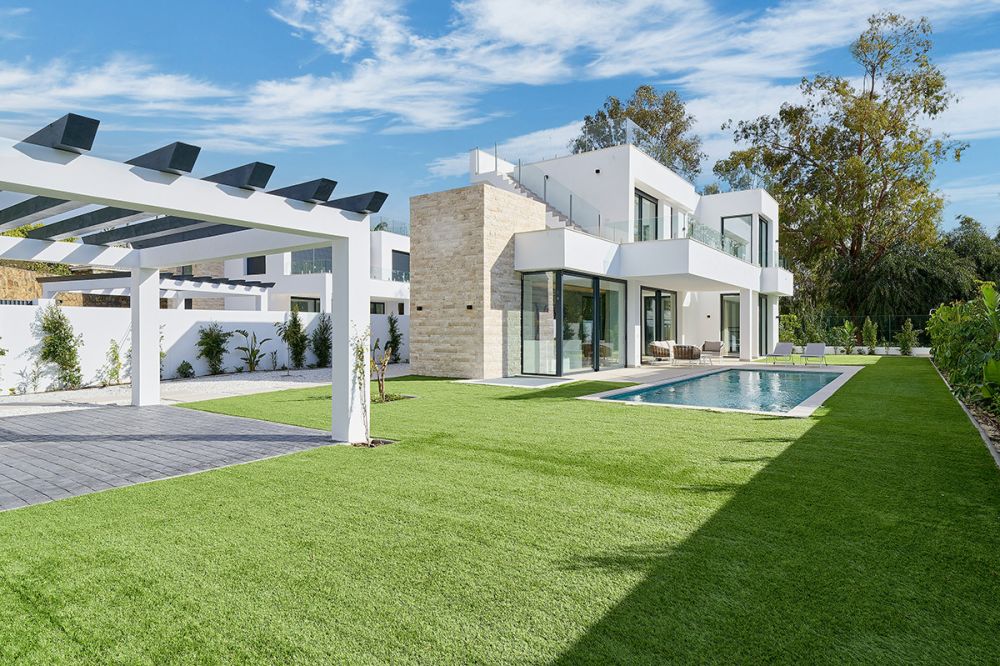 Villa Flores – Elegante Moderne Villa met Tuin, Zwembad en Entertainmentruimtes