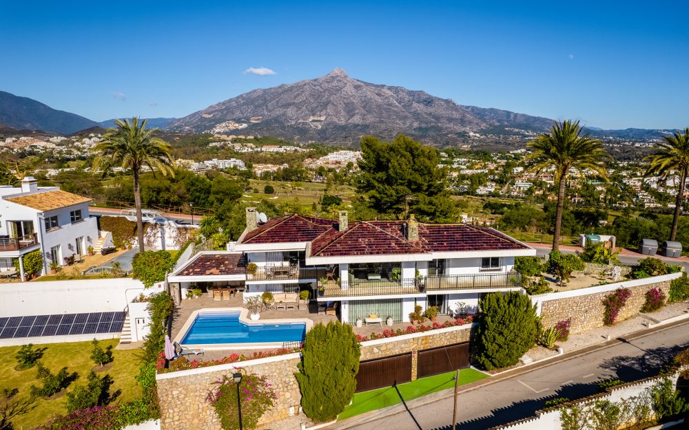 Fantastisk villa med panoramautsikt över havet på gångavstånd till bekvämligheter i Nueva Andalucia