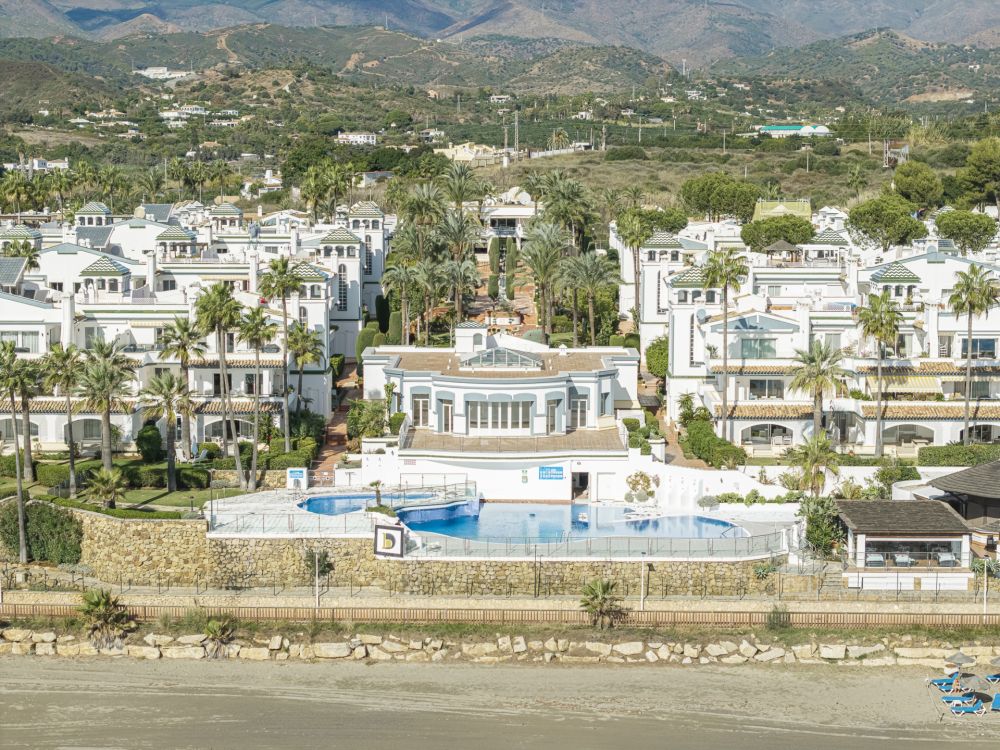 Penthouse de luxe entièrement rénové en bord de mer avec jacuzzi et sauna sur le toit, situé sur la Nouvelle Mille d’Or