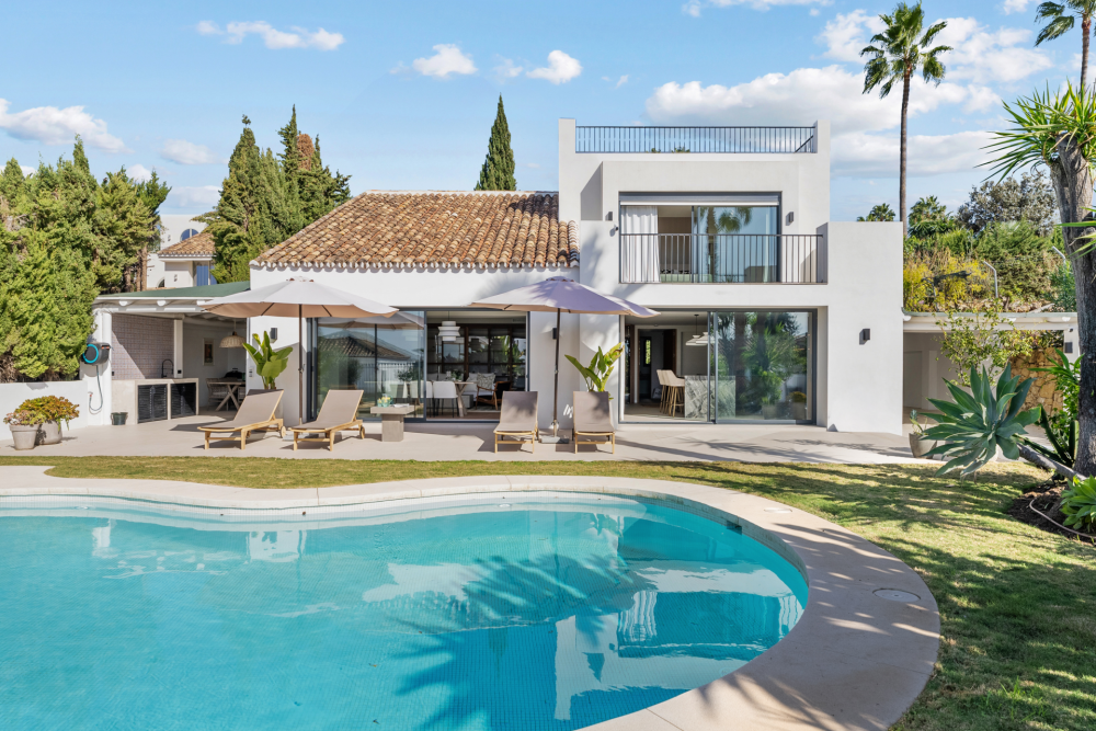 Scandinavian-Style Luxury Villa with Panoramic Golf Valley Views in Nueva Andalucía