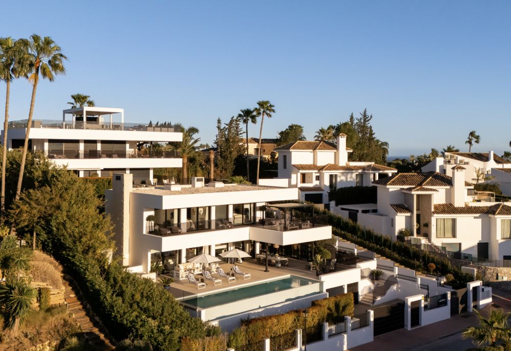 Villa contemporaine en première ligne de golf avec piscine à débordement à Nueva Andalucía