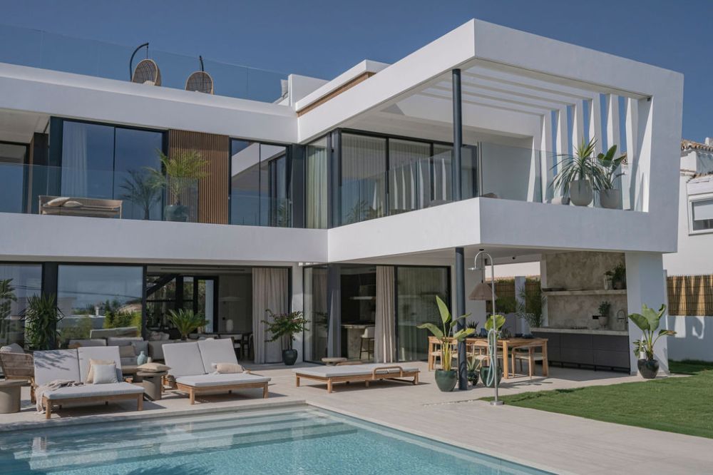 Luxury Contemporary Villa with Spa, Gym and Private Pool in Marbesa – Walking Distance to the Beach