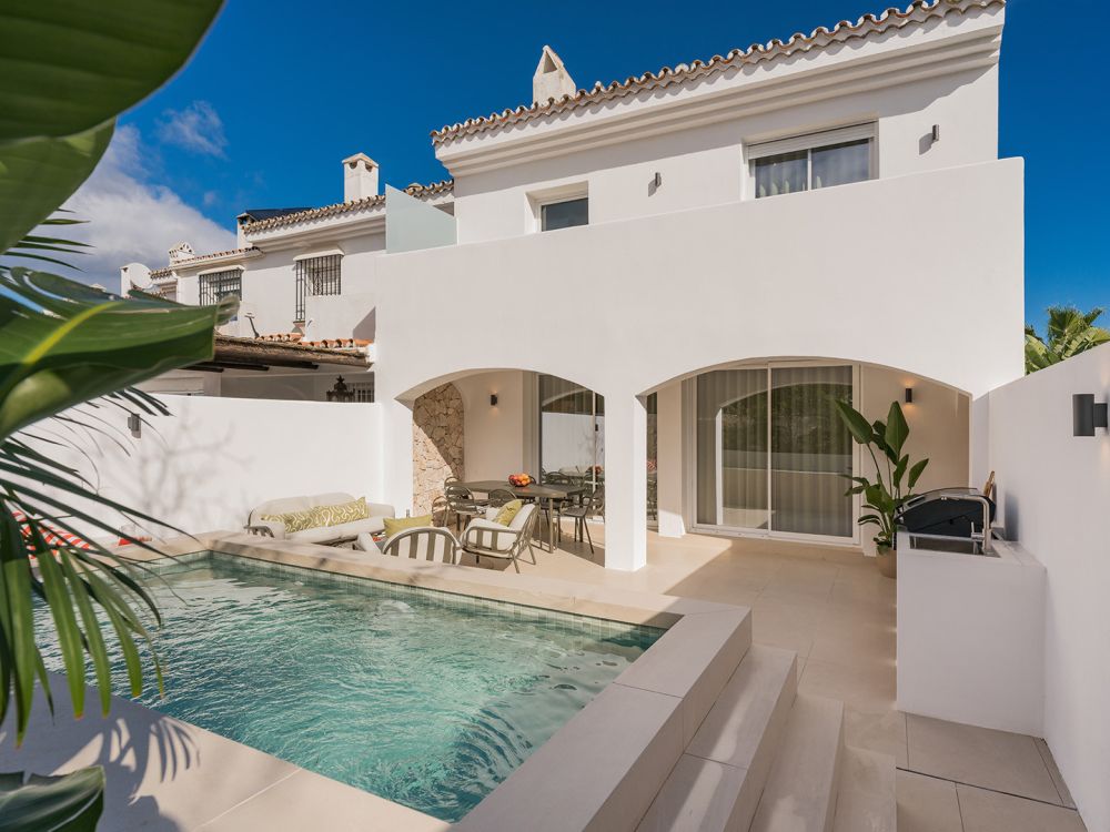Fully Renovated Semi-Detached Villa with Private Pool– Walking Distance to the Beach!