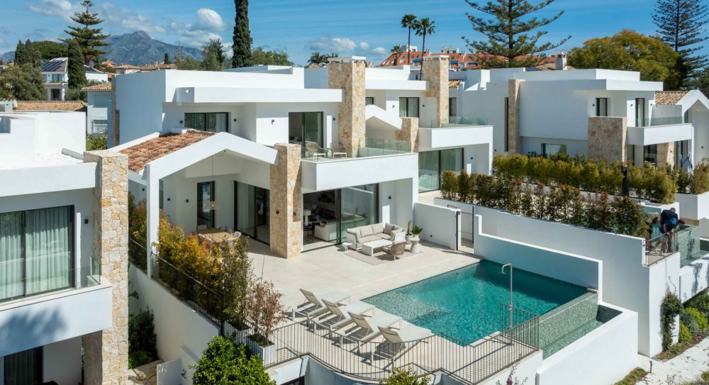Contemporary Luxury Villa with Pool and Jacuzzi in San Pedro Alcántara