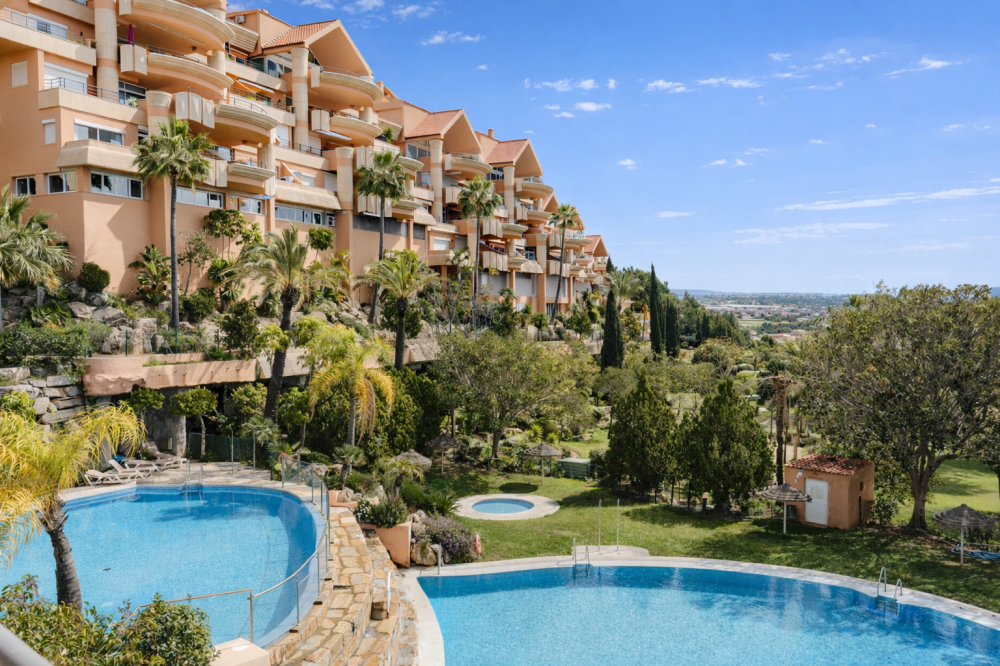 Stylish Renovated Apartment in Magna Marbella with Panoramic Sea & Golf Views