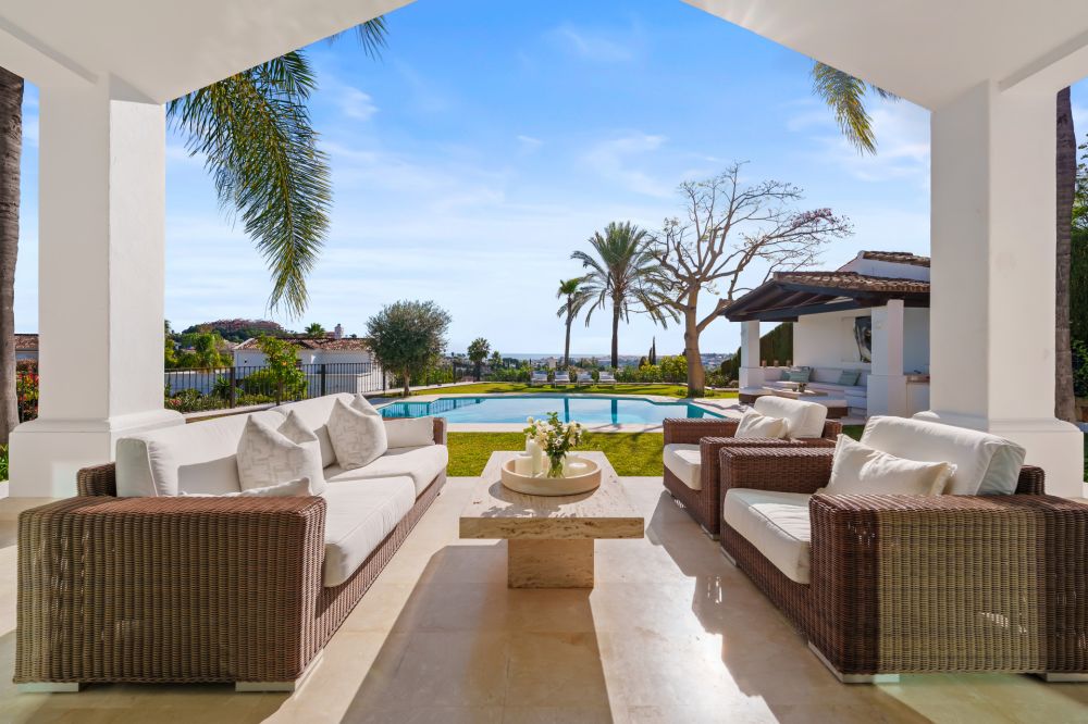 Modern one-level villa with views to the Mediterranean in Nueva Andalucia.