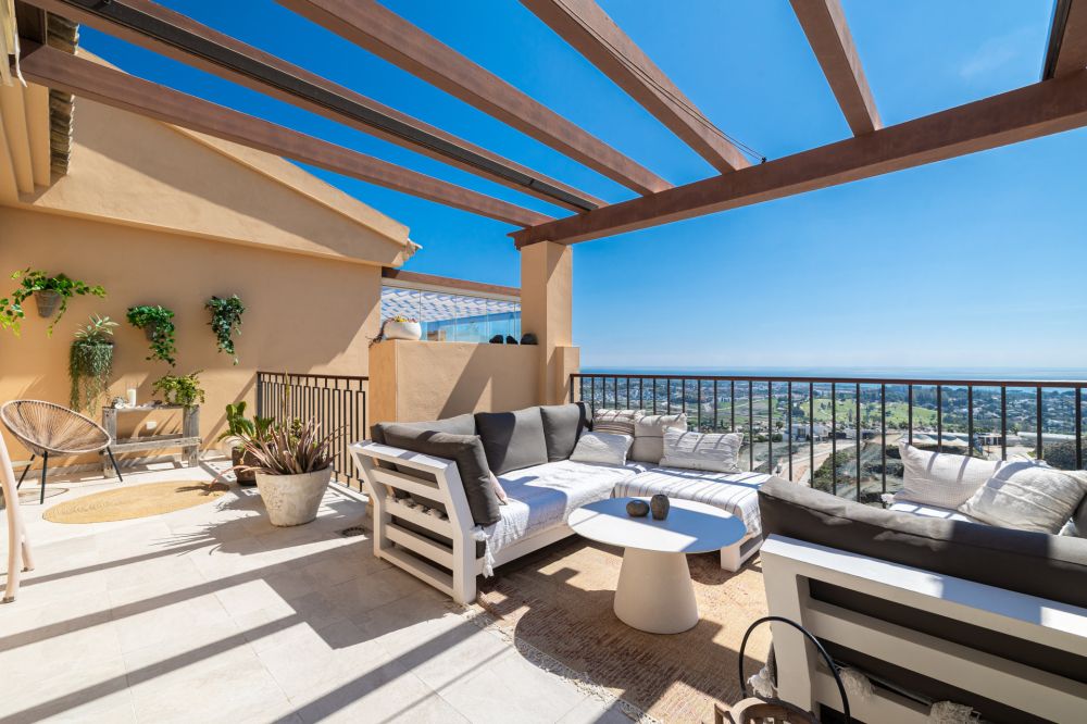 Elegant Penthouse with Panoramic Sea Views & Tourist License – Prime Investment Opportunity