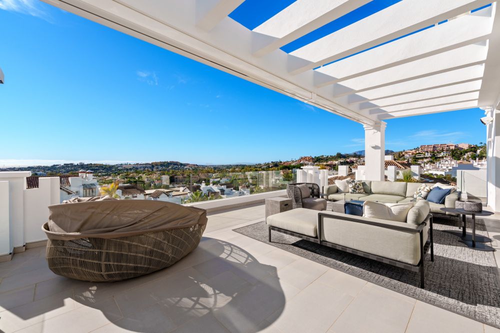 Exceptional luxury penthouse in Nueva Andalucia with panoramic sea views!