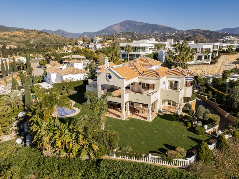 Villa de estilo clásico andaluz con maravillosas vistas en La Alqueria, Benahavis!
