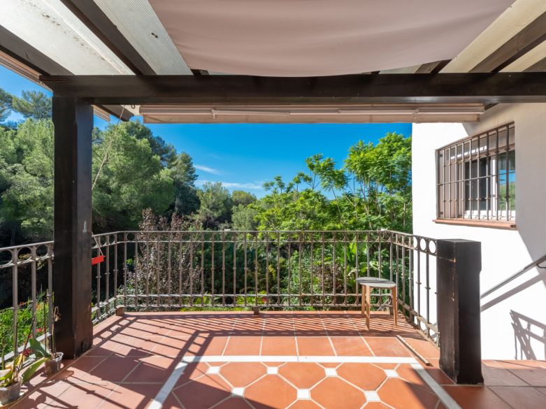 Charmante maison de ville avec un grand jardin privé à Zahara de Istan!