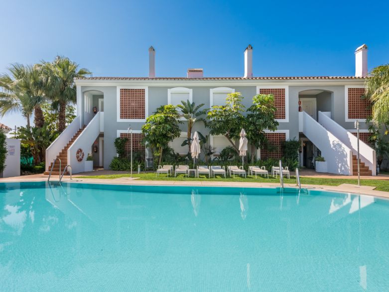 Apartamento en venta en Atalaya, Estepona