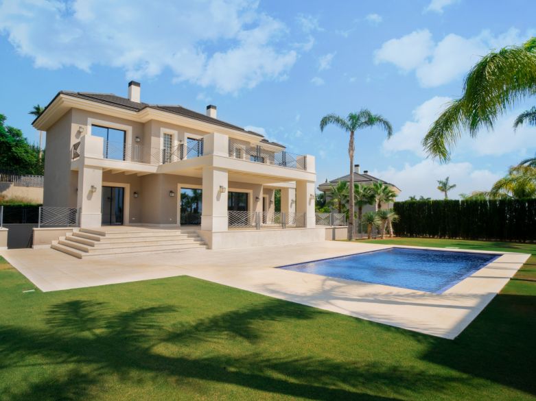 Classical and Modern Andalucian style villa in Los Flamingos!