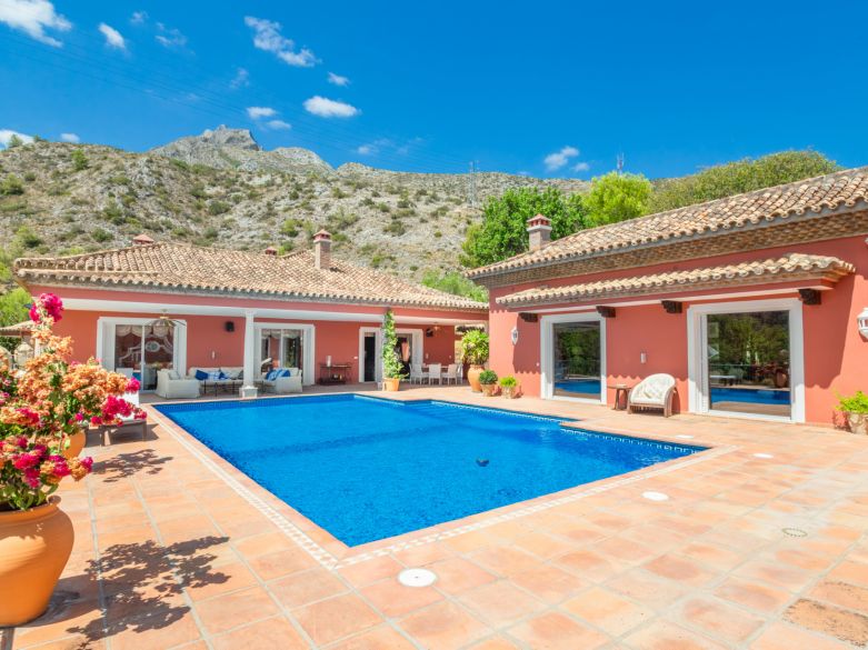 Parklike estate with 4 buildings on 19.000 sq. meters plot in Los Picos, next to Sierra Blanca