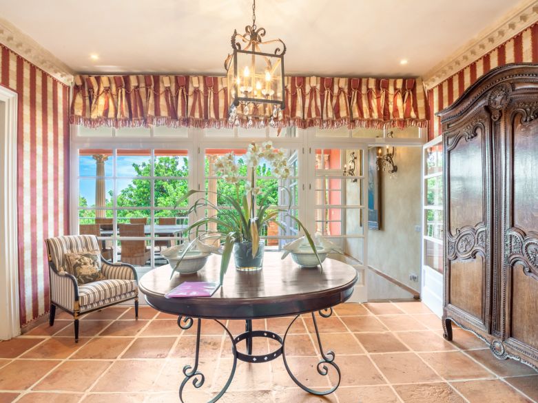 Parklike estate with 4 buildings on 19.000 sq. meters plot in Los Picos, next to Sierra Blanca