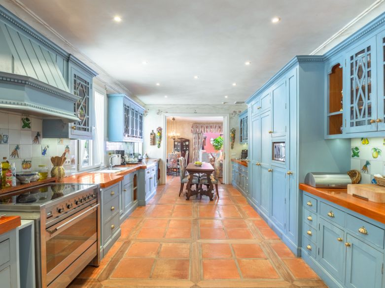 Parklike estate with 4 buildings on 19.000 sq. meters plot in Los Picos, next to Sierra Blanca