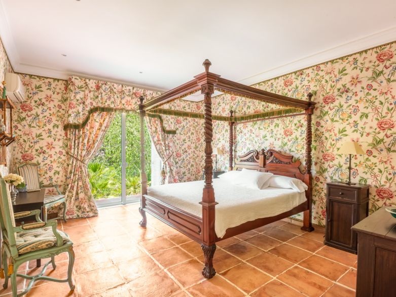 Parklike estate with 4 buildings on 19.000 sq. meters plot in Los Picos, next to Sierra Blanca