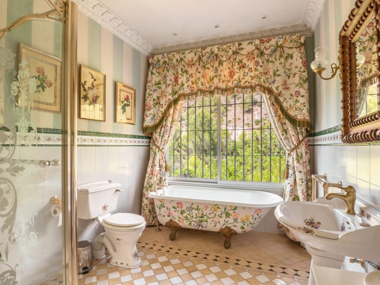 Parklike estate with 4 buildings on 19.000 sq. meters plot in Los Picos, next to Sierra Blanca