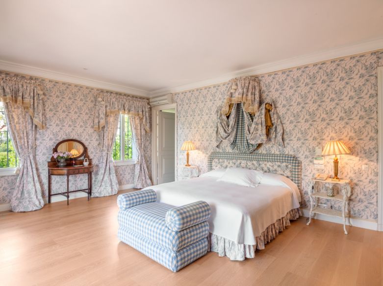 Parklike estate with 4 buildings on 19.000 sq. meters plot in Los Picos, next to Sierra Blanca