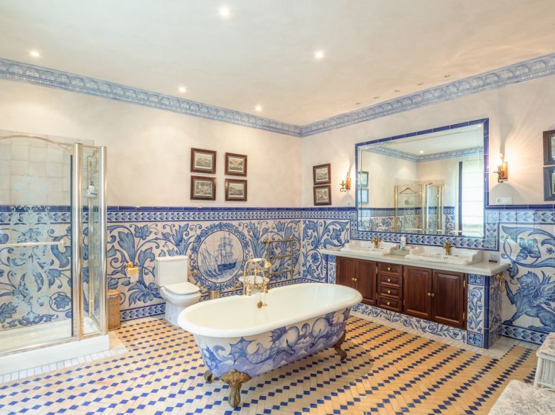 Parklike estate with 4 buildings on 19.000 sq. meters plot in Los Picos, next to Sierra Blanca