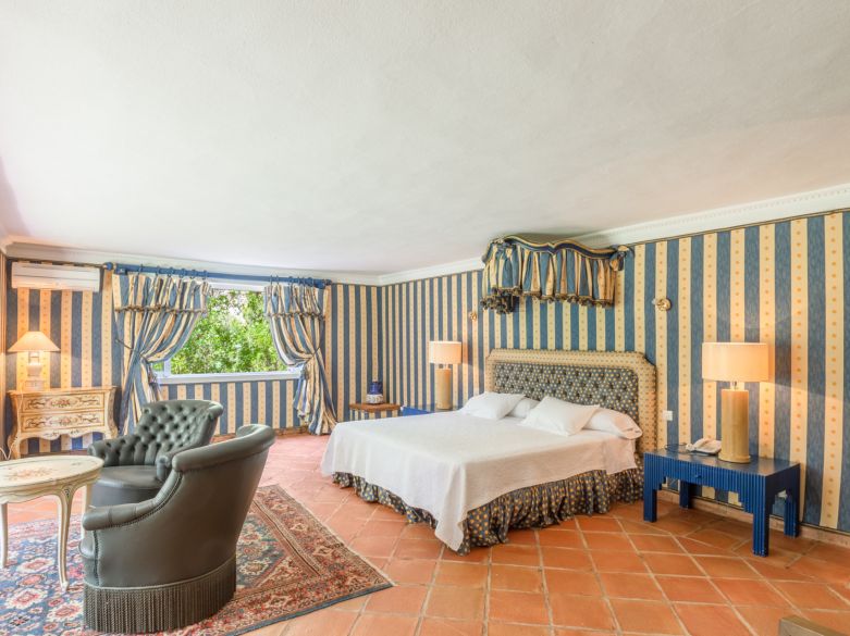 Parklike estate with 4 buildings on 19.000 sq. meters plot in Los Picos, next to Sierra Blanca