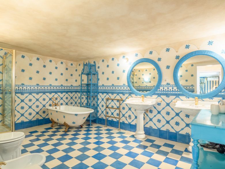 Parklike estate with 4 buildings on 19.000 sq. meters plot in Los Picos, next to Sierra Blanca